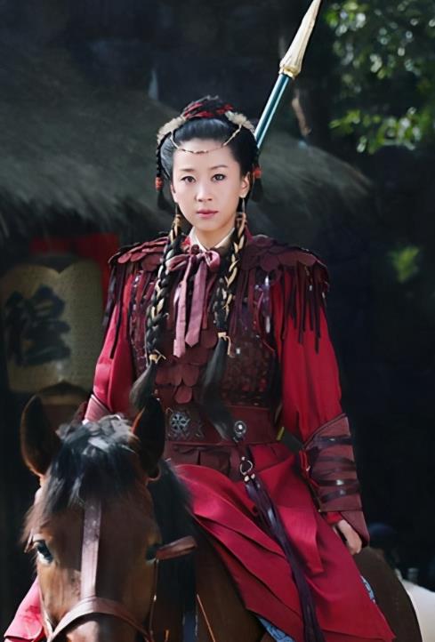 苗圃|44岁“穆桂英”苗圃罕见晒娃，儿女乖巧可爱，网友：不是没结婚？