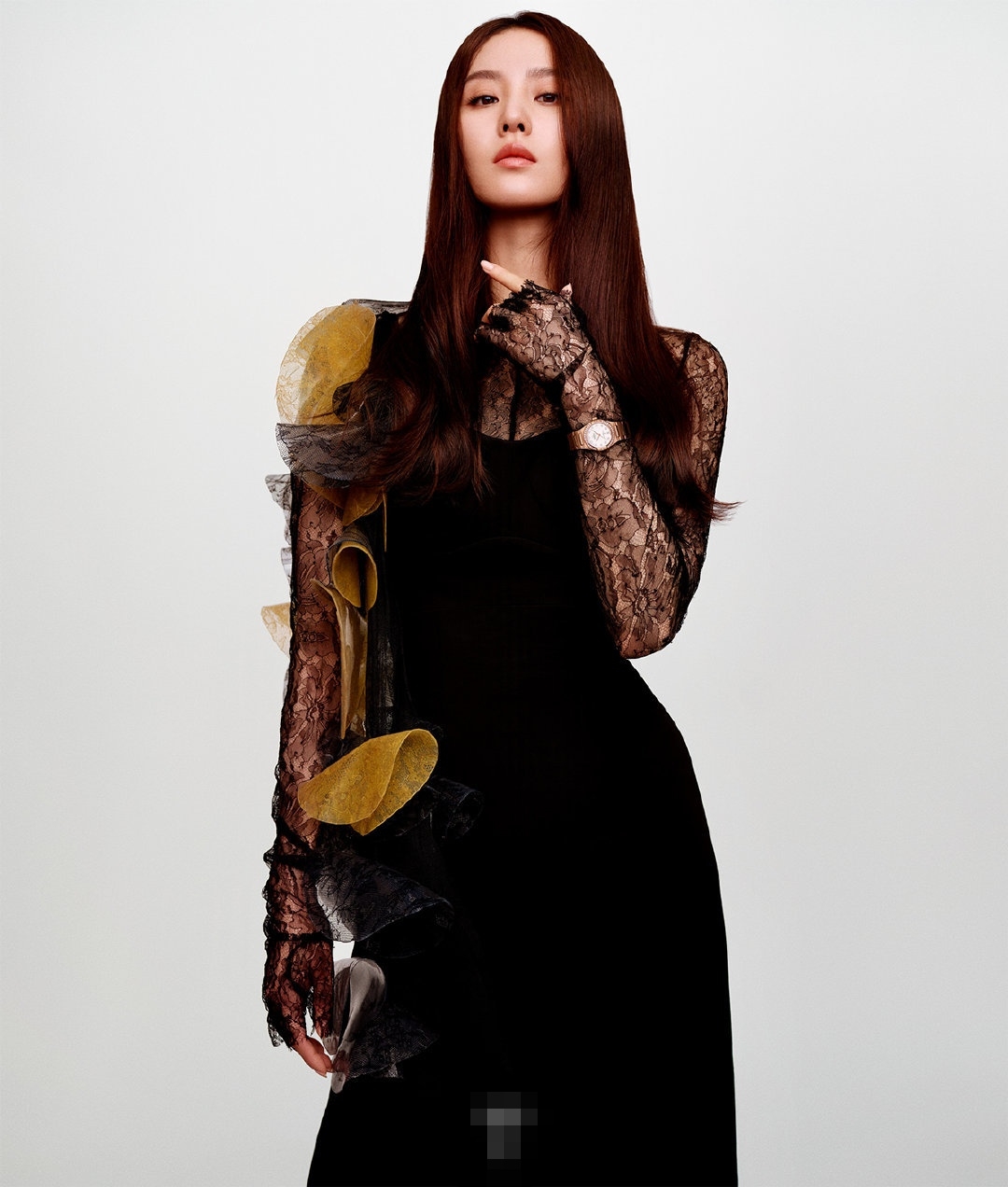 刘诗诗|刘诗诗最新大片，穿红色亮片裙，半躺地上上演美人鱼出水