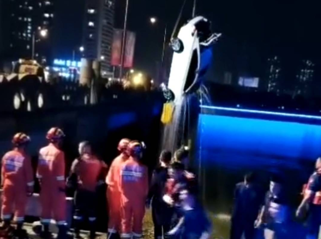 焰冰聊生活 痛心！四川一轿车夜间坠河，夫妻2人当场溺亡，打捞现场曝光