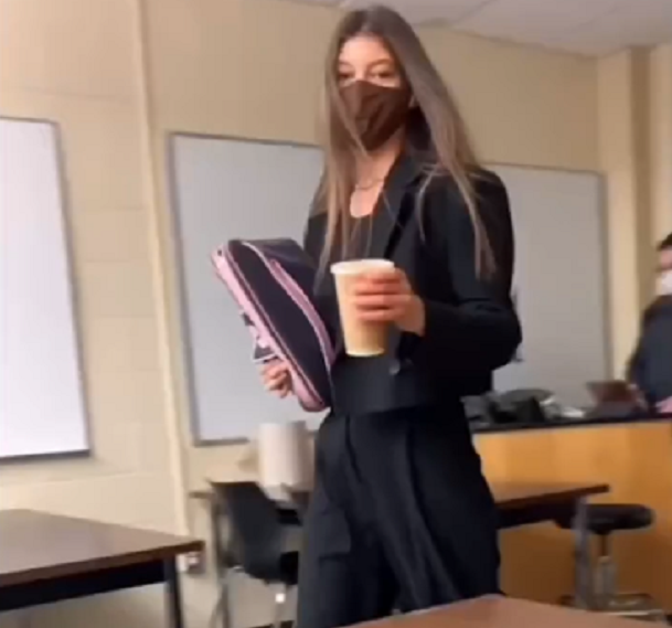 大学生|男大学生拍下“心机”女同学，每次上课都不同打扮，美得千变万化