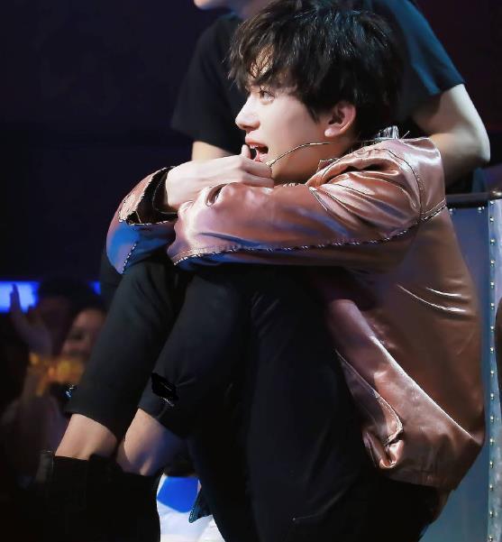 易烊千玺|易烊千玺荡秋千，坐姿成饭圈热议焦点：你可是个20岁男生呀