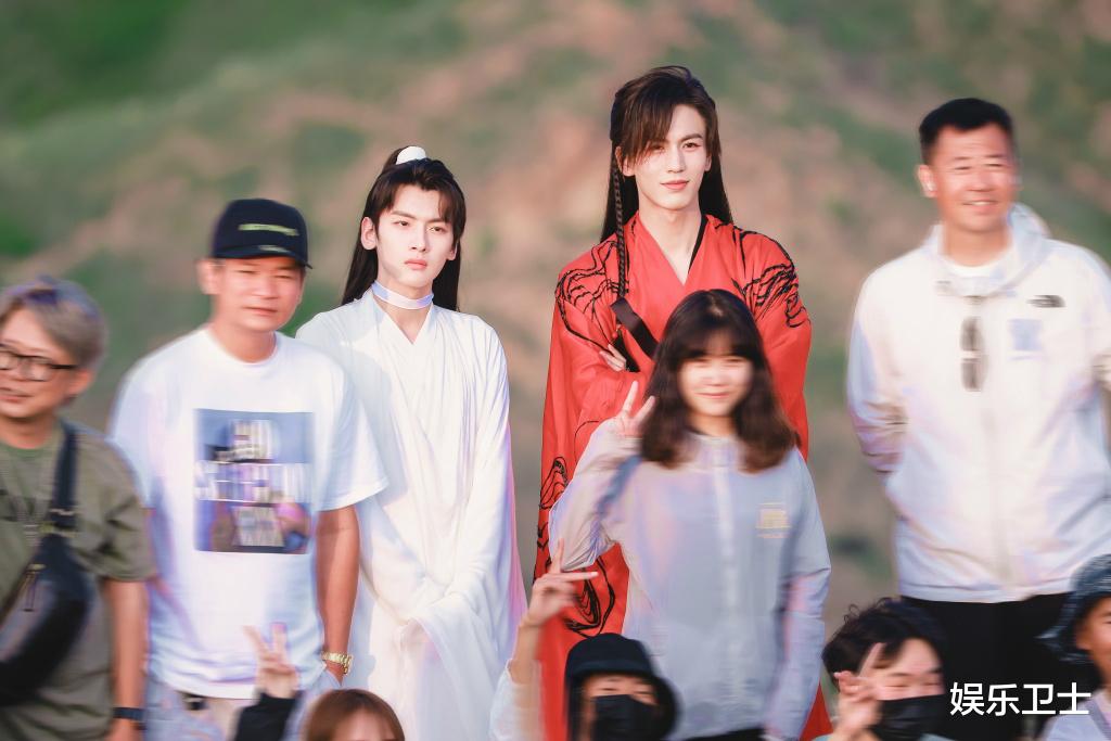 腾格尔|《吉星高照》大同杀青，翟潇闻张凌赫合影留念，谢怜比花城矮太多仪态拉胯
