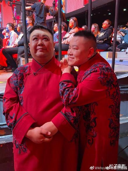 岳云鹏|春晚下班第一人！岳云鹏晒照，与妻子穿上“情侣睡衣”准备就寝