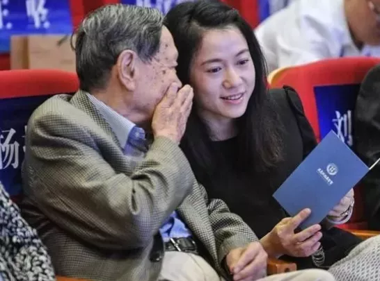 杨振宁|杨振宁即将100岁,遗嘱曝光:相守17年,45岁的翁帆图什么?