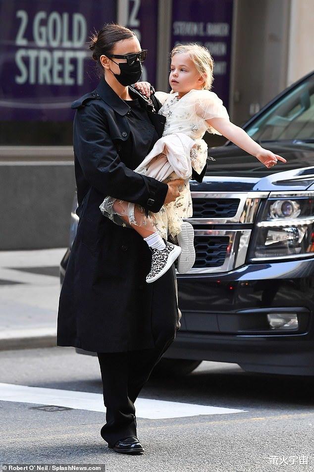 伊莲娜|超模伊莲娜久违带娃，全黑装比卡戴珊的更自然，女儿被打扮成公主