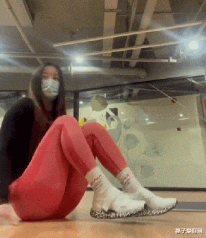 小姐姐 “这是青蛙劈了腿,还是小蛇出了轨?”哈哈哈,该叫它什么物种呢?