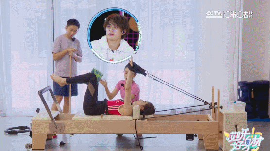 周润发|周润发老婆素颜跑步被拍,也不避镜头,爱运动的人才会被岁月善待