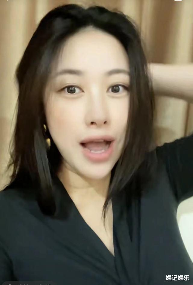 朱珠|朱珠坐月子期间外出，跟老公一起溜娃，女儿躺在婴儿车里晒太阳