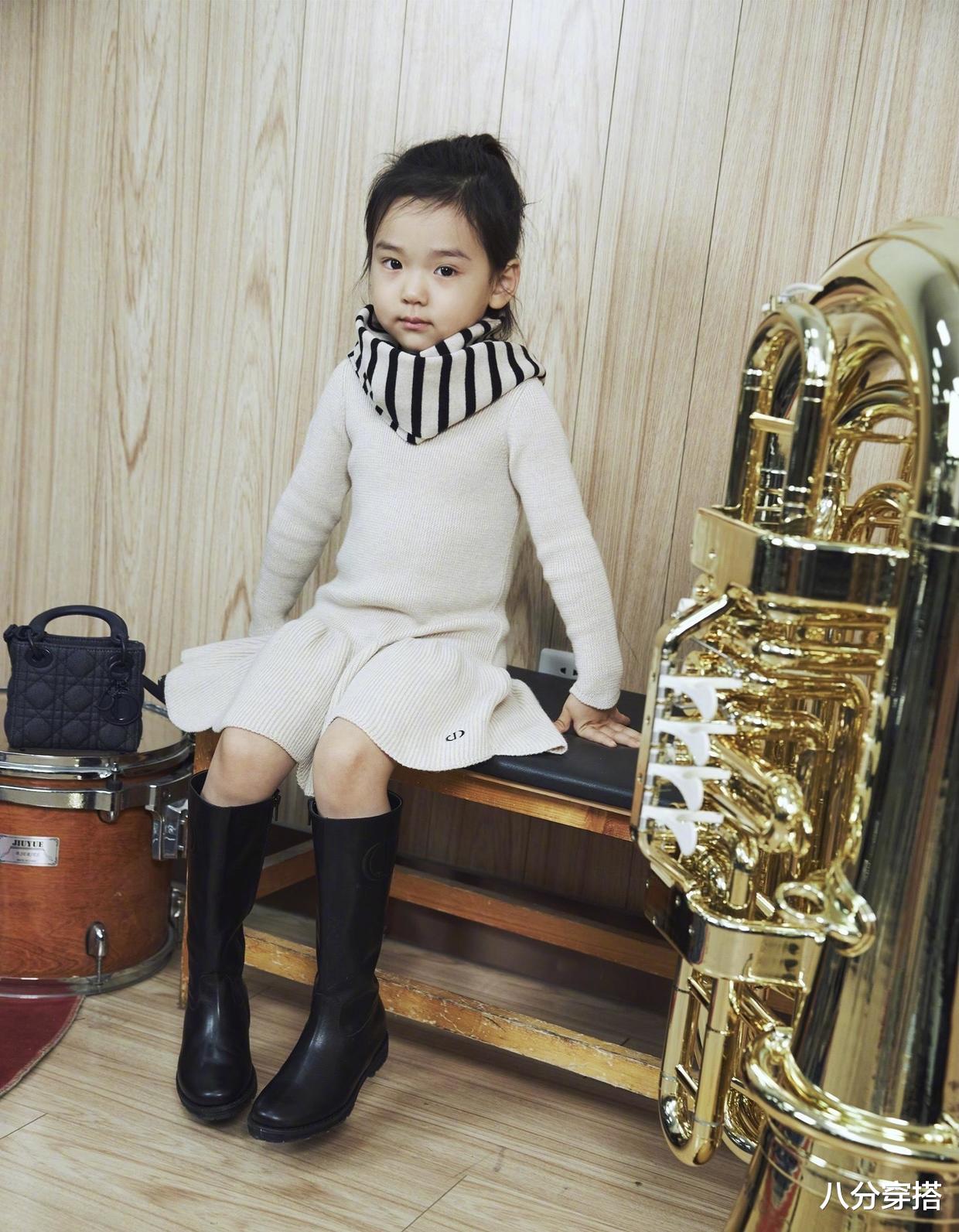 八分穿搭|董璇女儿小酒窝专挑爸妈优点继承，穿印花连帽卫衣俏皮可爱，真甜