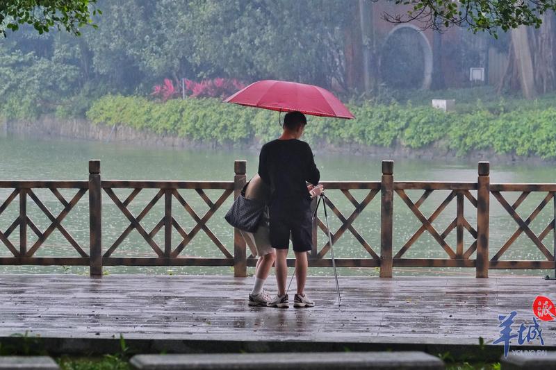 羊城派 ?立夏·街拍丨明亮如夏的笑容，是奖给广州的“小红花”