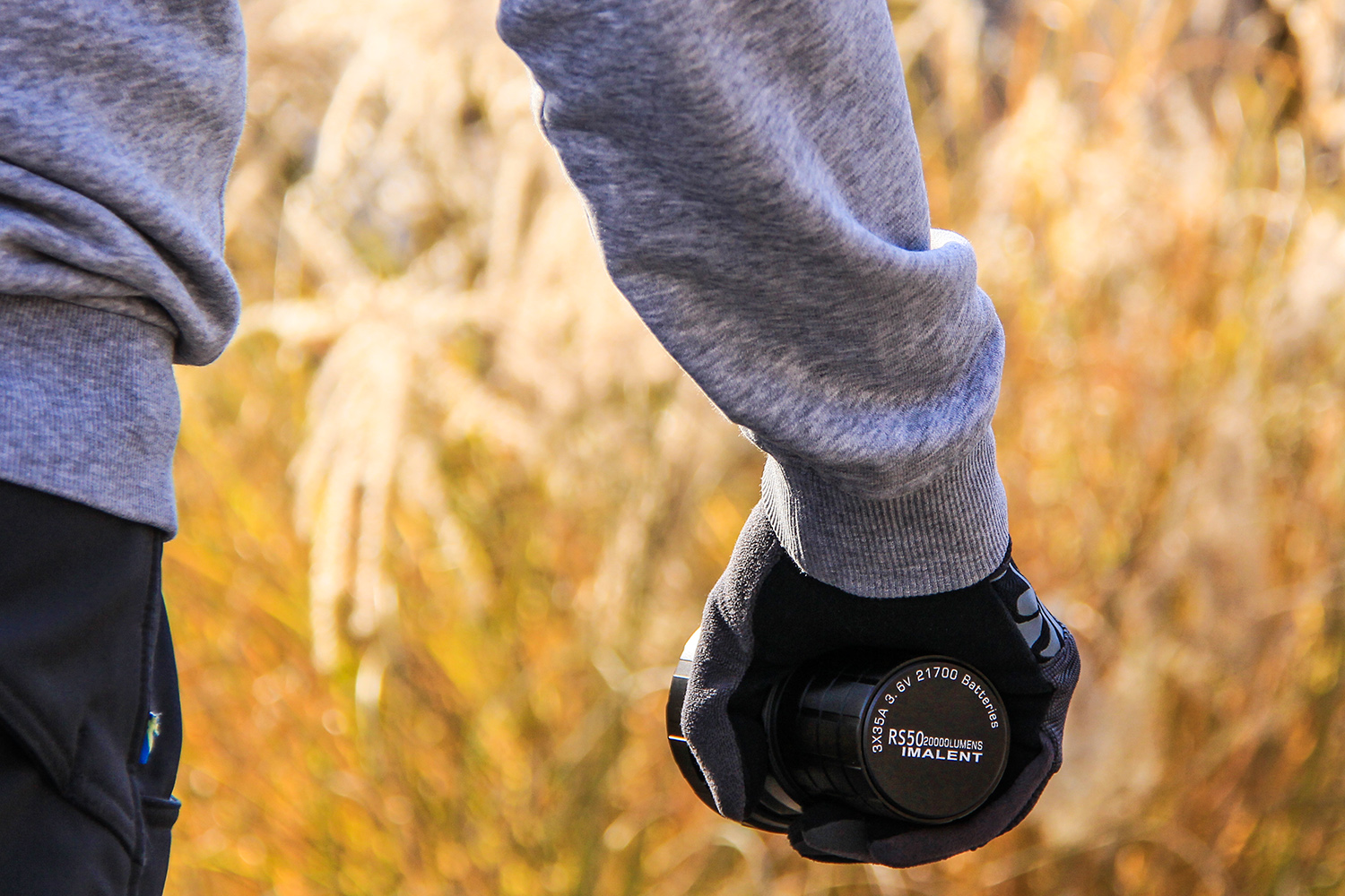 电池|手电一开,白昼即来:艾美能特RS50