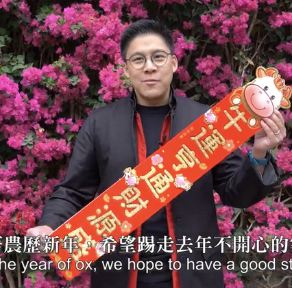 郭晶晶|霍启刚罕晒一家五口合照,郭晶晶背包照顾俩女儿,采购年货接地气