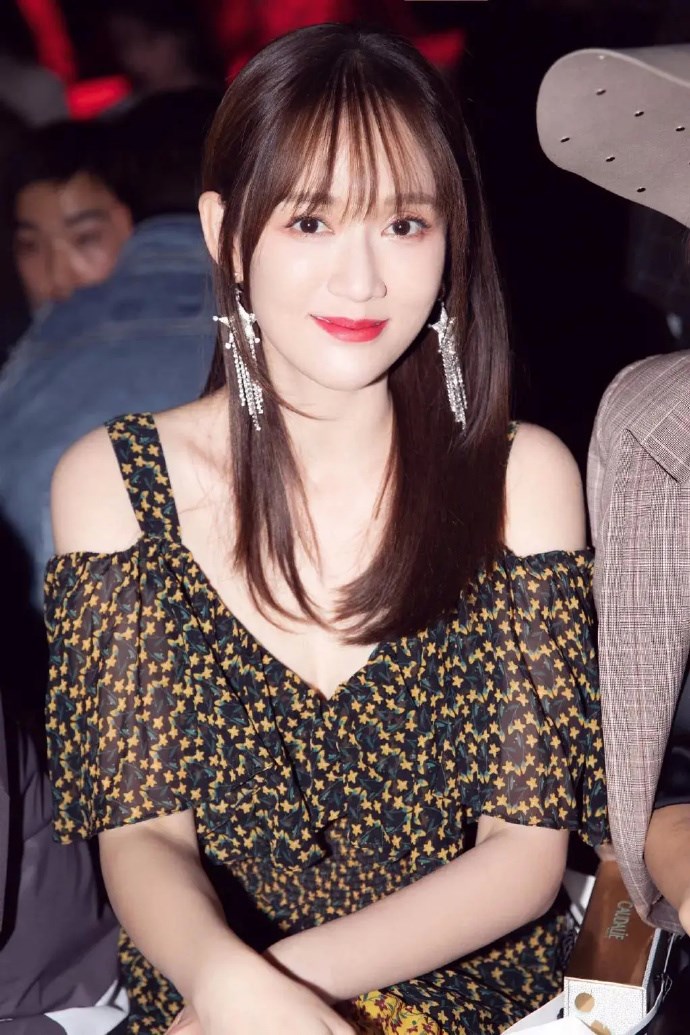 空气刘海|陈乔恩终于换对发型！长直发配空气刘海甜美似少女，哪里像40岁？