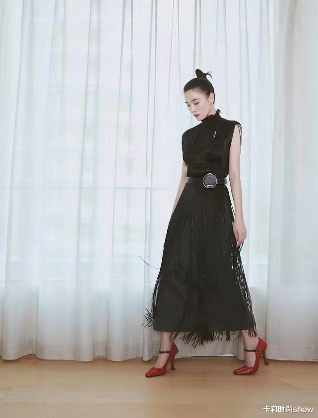 卡莉时尚show|宋佳的“椰奶肌”细腻显嫩，穿一身黑做陪衬，白到叫人心动又羡慕