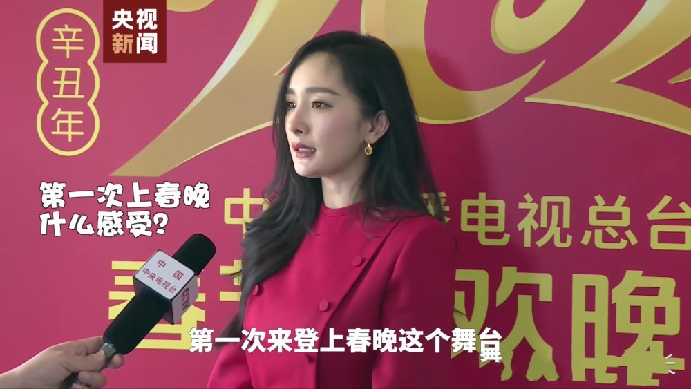 春晚|春晚后台众生相，明星低调似路人，成龙忙合影，张嘉倪乖乖坐角落