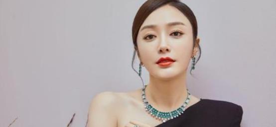 秦岚|秦岚在街头拍戏被抓拍，脚踩电线引发热议，被指缺乏安全意识