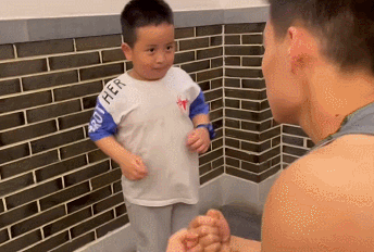 饮食|小男孩看到强壮的肌肉后，露出惊讶的表情，网友：这也太逗了！