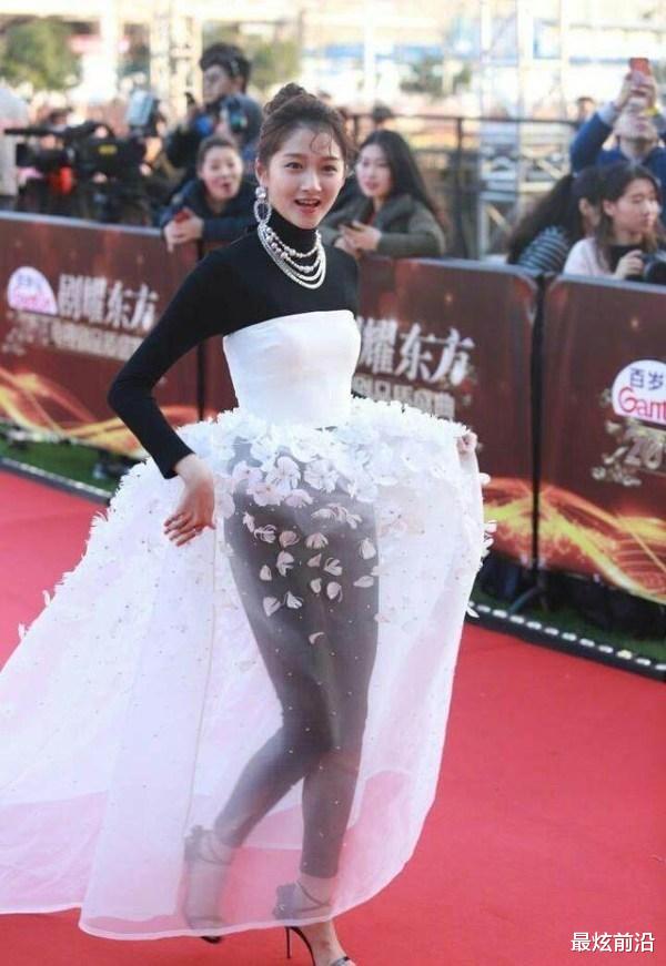 最炫前沿|服了关晓彤“迷”之穿搭！穿透视纱裙配打底裤，还好身材撑住了