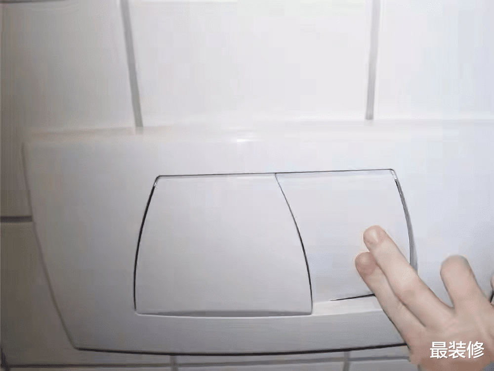 马桶上一大一小两个按钮，这么多年都用错了！难怪马桶又臭又黄！