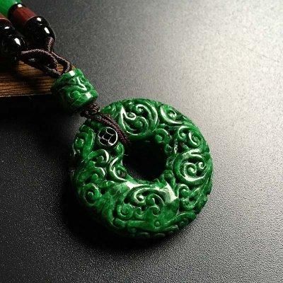 翡翠|藓加绿翡翠和干青种翡翠，哪个价值更高？