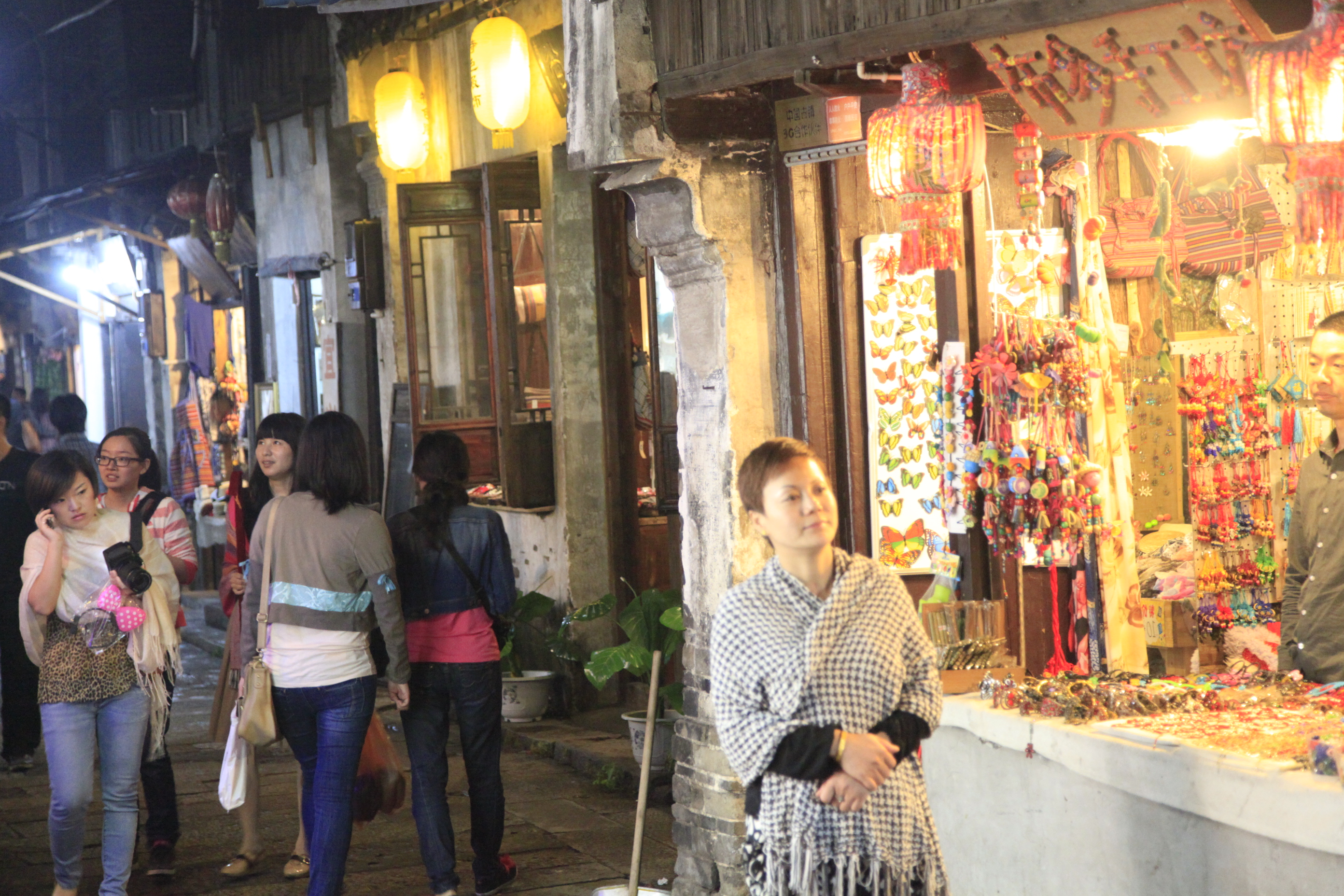 郑在别处 与20年前比,如今的杭州,为何到了晚上9点,路上就没什么人了?