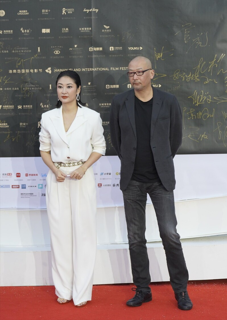 BiuFashion|梁静的气质和别人真不一样，霸气十足的形象很配管虎，挺恩爱的