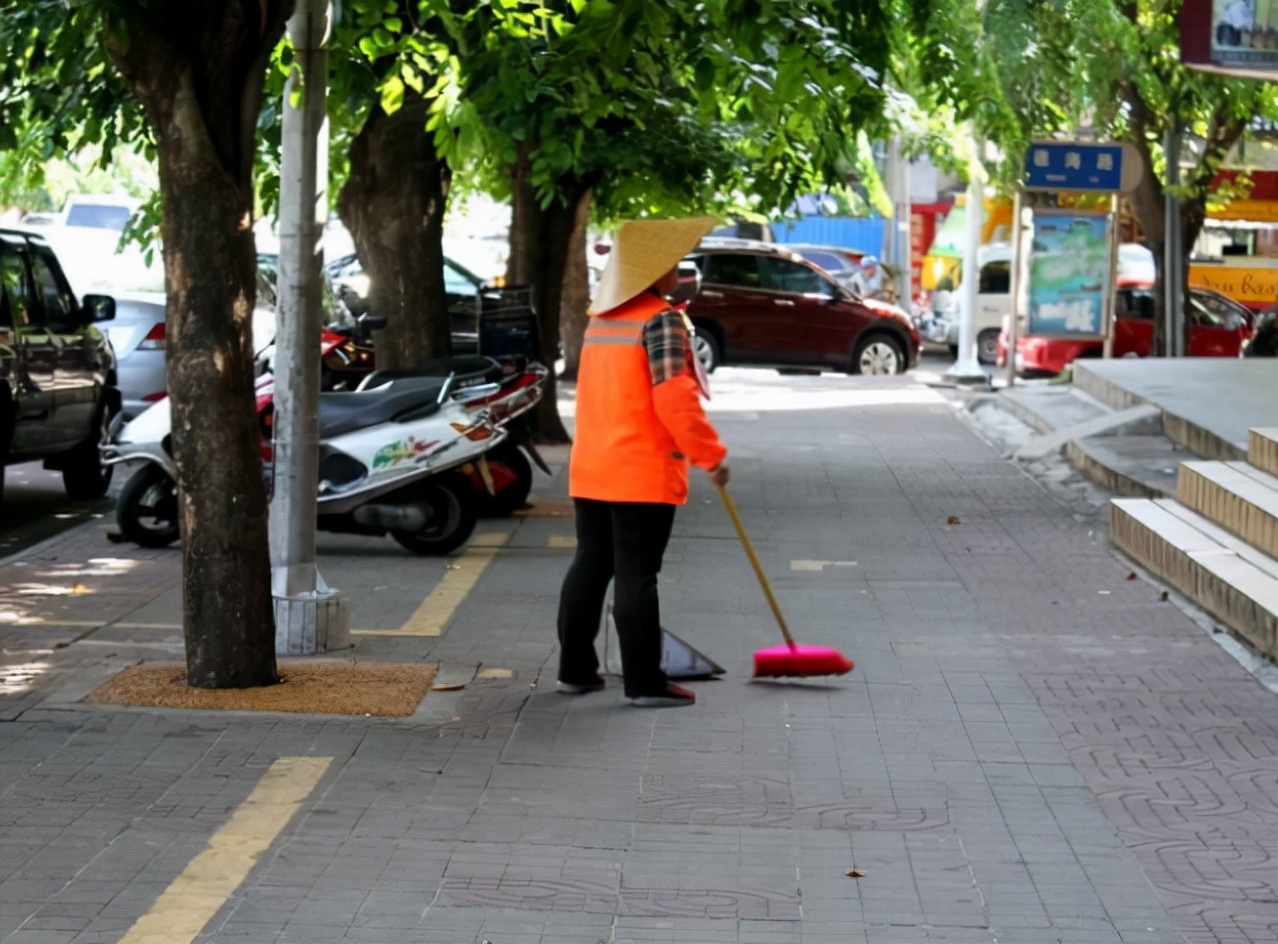苹果|56岁阿姨突发脑梗，医生直言：1物吃一次等于10斤猪油，赶紧扔