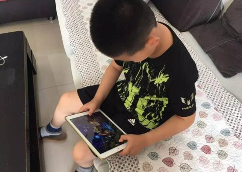 王者荣耀|最“调皮”老师火了，课前打开王者荣耀音效，睡觉的男生动作亮了