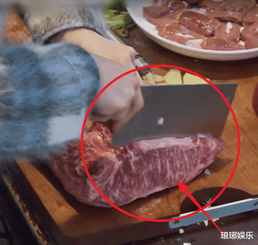 张艺兴|《向往5》真的太奢侈，五千元的牛肉一晚吃完，刘晓邑看破不说破