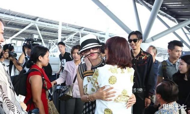 林志玲|林志玲夫妇走机场，她婚后打扮成日本贵妇，小7岁日本老公扮酷