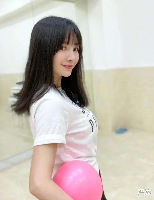 廖家仪|40岁柳岩晒健身照片，运动器材一应俱全，称吓唬一下“脂肪”