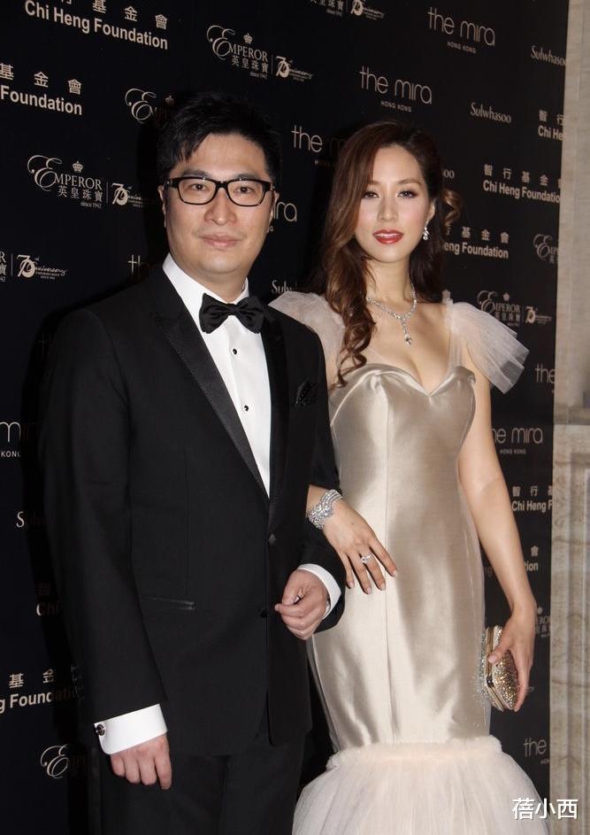 蓓小西 徐子淇与富商老公合影照样敢穿，丰满身材穿薄纱挖洞裙，真有胆量