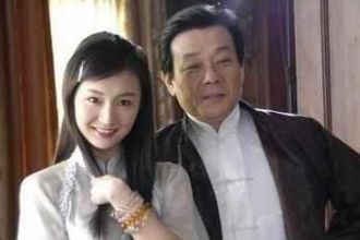 |他是著名老戏骨，有两个老婆漂亮但是却很累，儿子被称最帅星二代