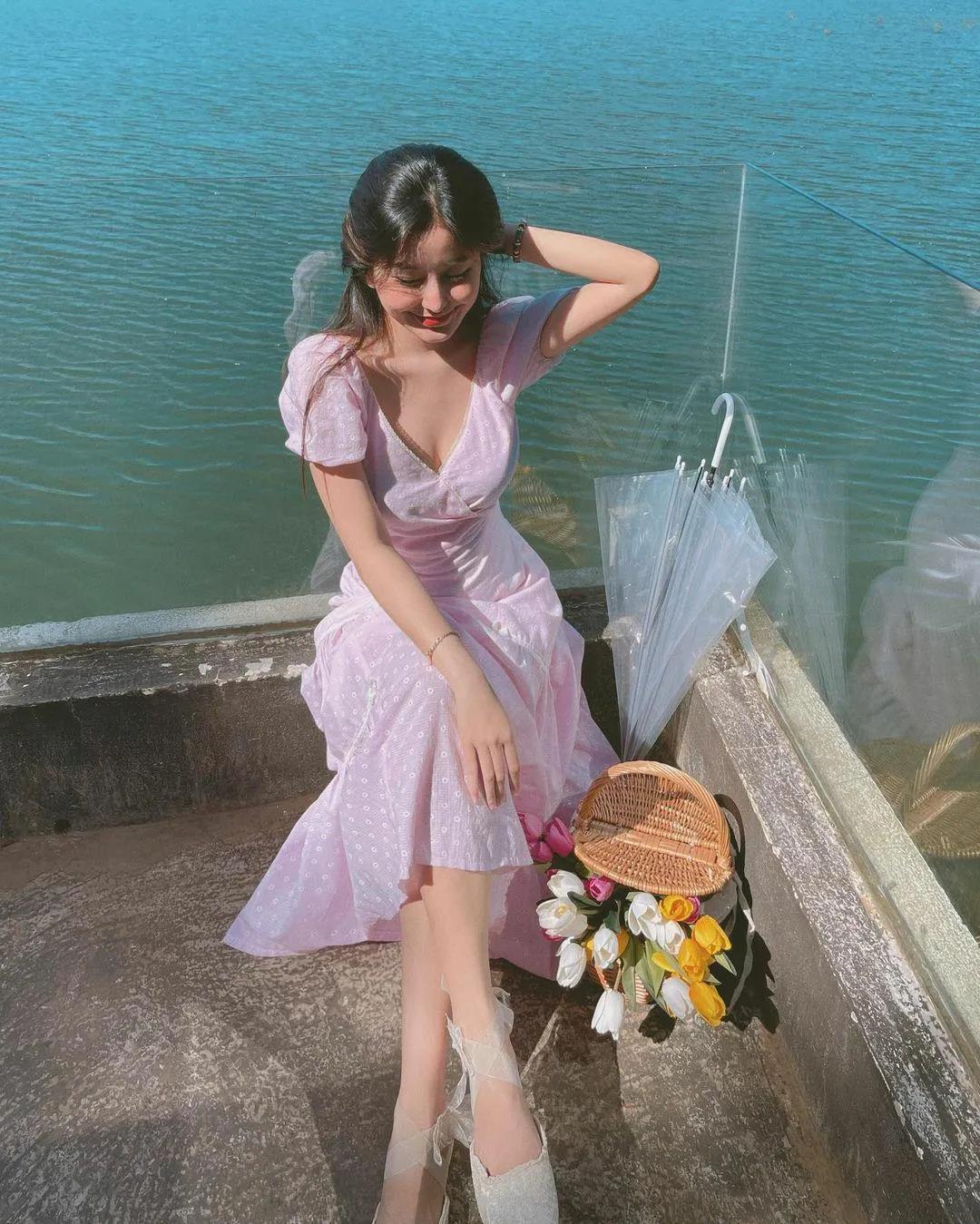 赵露思|赵露思的脸、卡戴珊的身材，这个16岁“网红校花”真的没整吗？