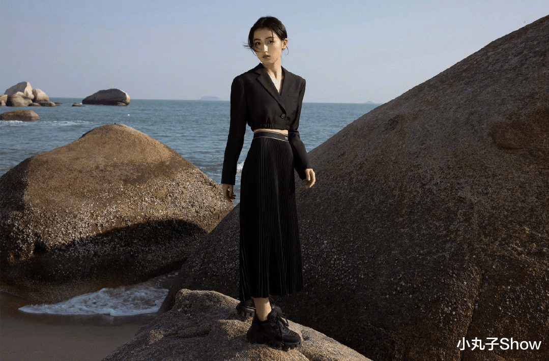 张子枫|变化好大！张子枫在海边拍摄大片，唯美裙装十分惊艳，瘦到没朋友