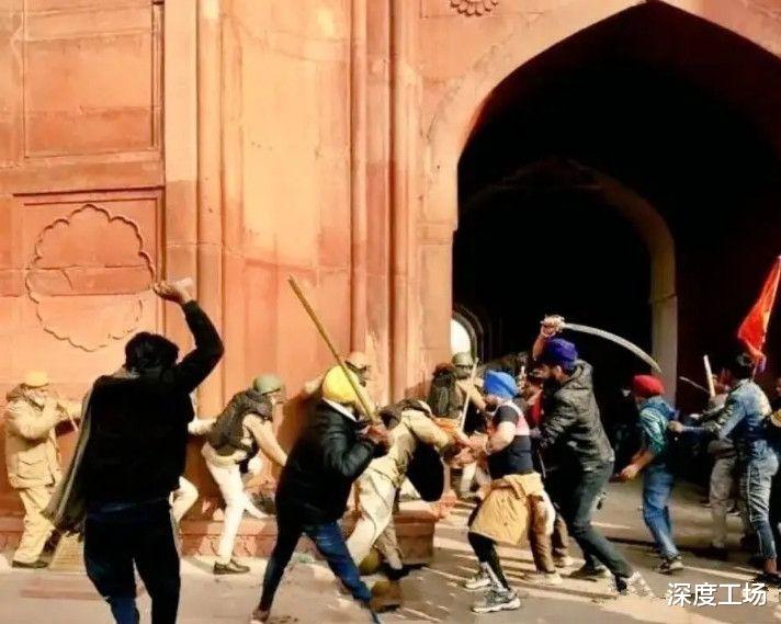 印度農民持馬刀奪取新德裡皇宮：大群印度警察集體跳4米崖壁逃生-圖4