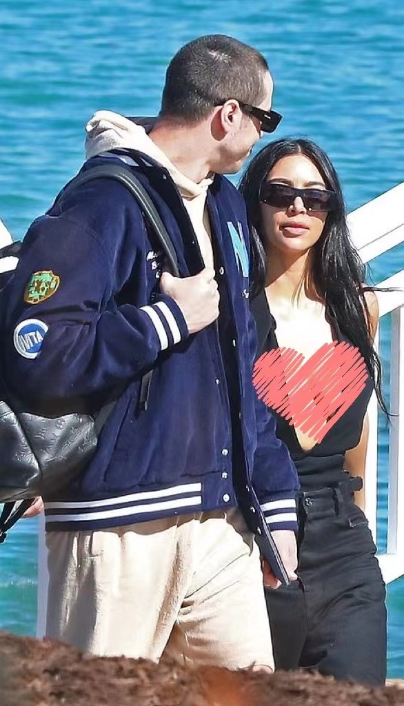 金·卡戴珊|金卡戴珊的新欢偶像包袱贼重！棒球外套配卫衣，与黑人前夫撞造型