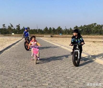 人生赢家!王楠一家游威海,富豪老公没架子全程步行给娘仨拍照