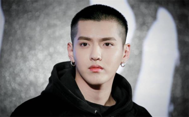 吴亦凡|吴亦凡粉丝发布不当言论，微博发布处罚，解散违规群组并关闭账号