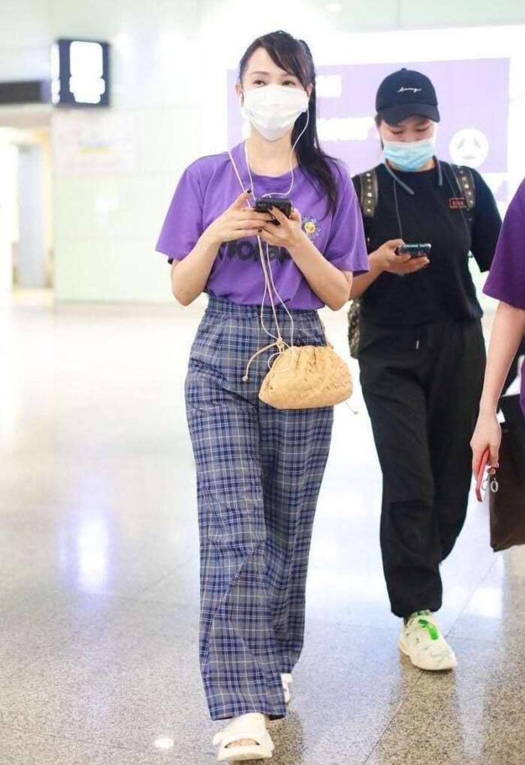 潮帮先生|伊能静真把自己当小姑娘，穿格纹裤还扎高马尾，搂婆婆肩像孙女儿