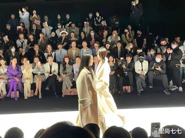 眼影|范冰冰现身好友时装秀，化夸张眼影博眼球，海藻长发太厚重