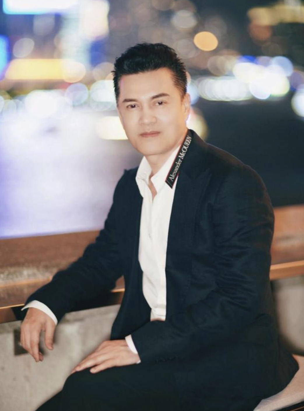 吕良伟|65岁吕良伟现身上海街头,独自出行无保安,工作后特意找女粉合影