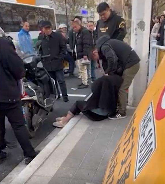 15岁女孩当街和母亲打架,只因没给她买手机,母亲的做法让人气愤