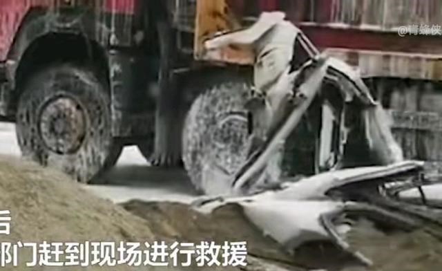 足球篮逑观察 辽宁一辆运沙车侧翻压埋了一辆私家车，一家三口丧生，车成铁饼