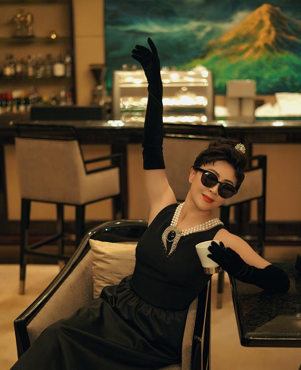 可馨育娃|刘嘉玲挺有“民国感”的，一袭黑裙配复古盘发，看着点让人好心动