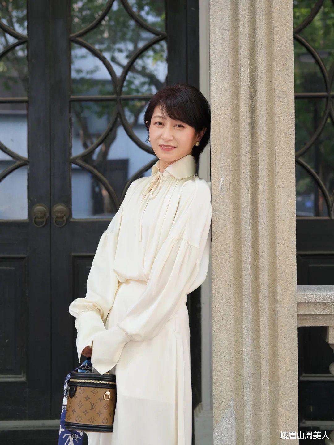 峨眉山周美人|女人过了50岁，穿裙子会更优雅！遵循这“2穿2不穿”，时尚减龄