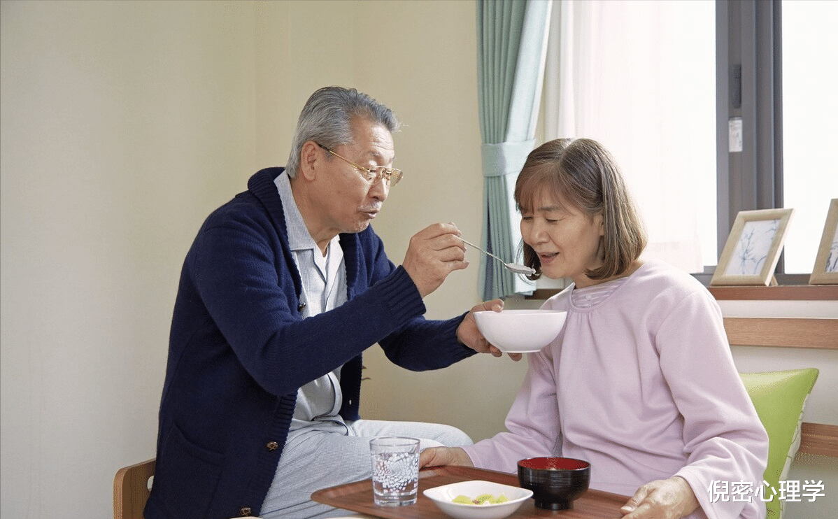 倪密心理学|77岁奶奶花一万请43岁住家保姆，奶奶：免费也不要，实在窝火