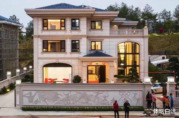 林丹7000万别墅曝光!内部装修如宫殿,与女粉丝合影,动作绅士