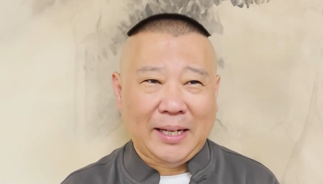 小伙吃鱼不吐刺 德云社郭德纲亮相央视，出场还不到三分钟，频繁看提词器被热议