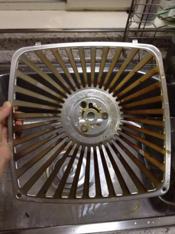 油烟机千万别拆下来清洗!保洁阿姨这么做,轻轻一擦就跟新的一样